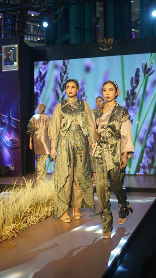 Botanical Bloom Look 2 - Gambar 2