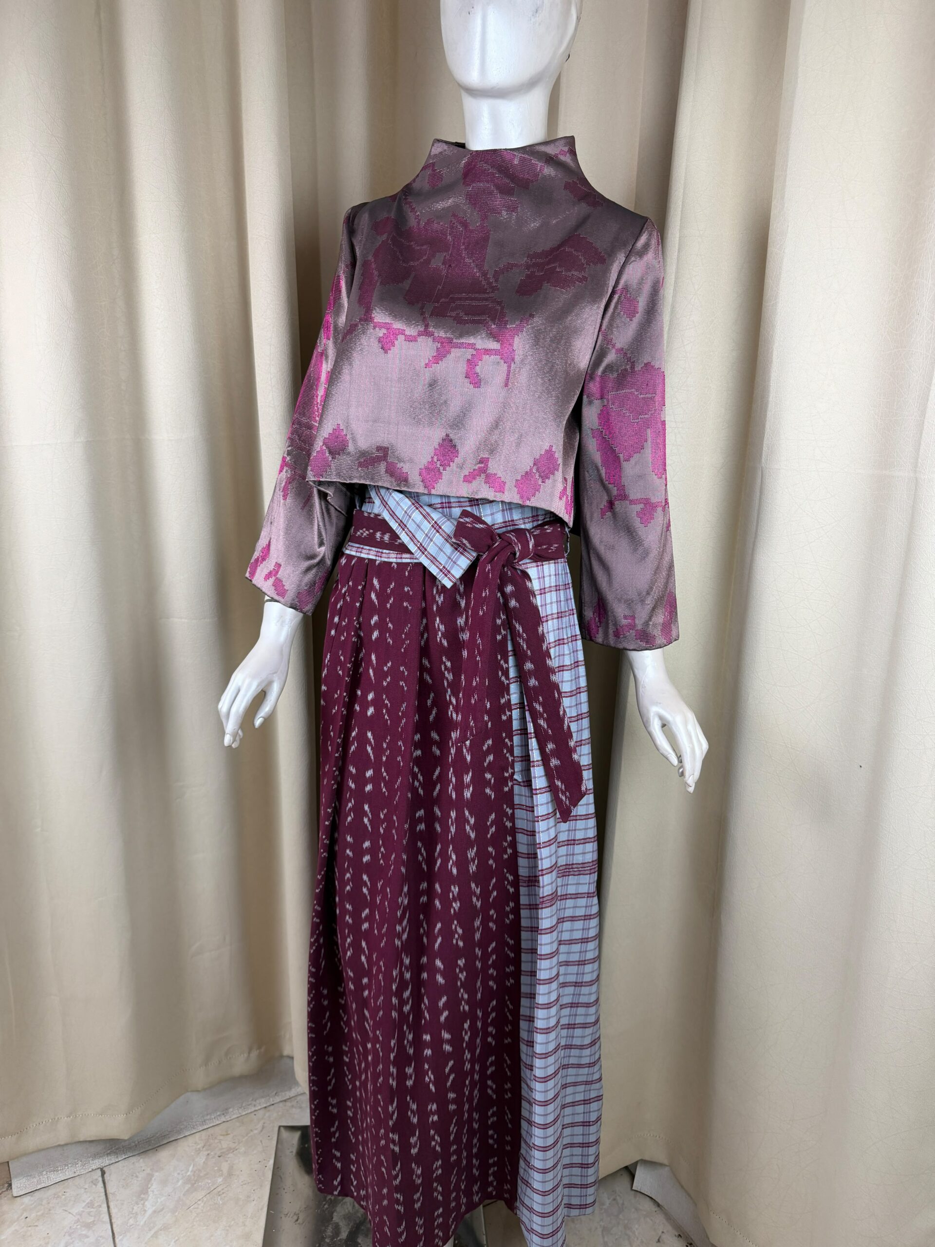 Maddika Set - Crop Top Tenun Lagosi & Rok Highwaist Mandar Ikat Etnik Modern - Gambar 3