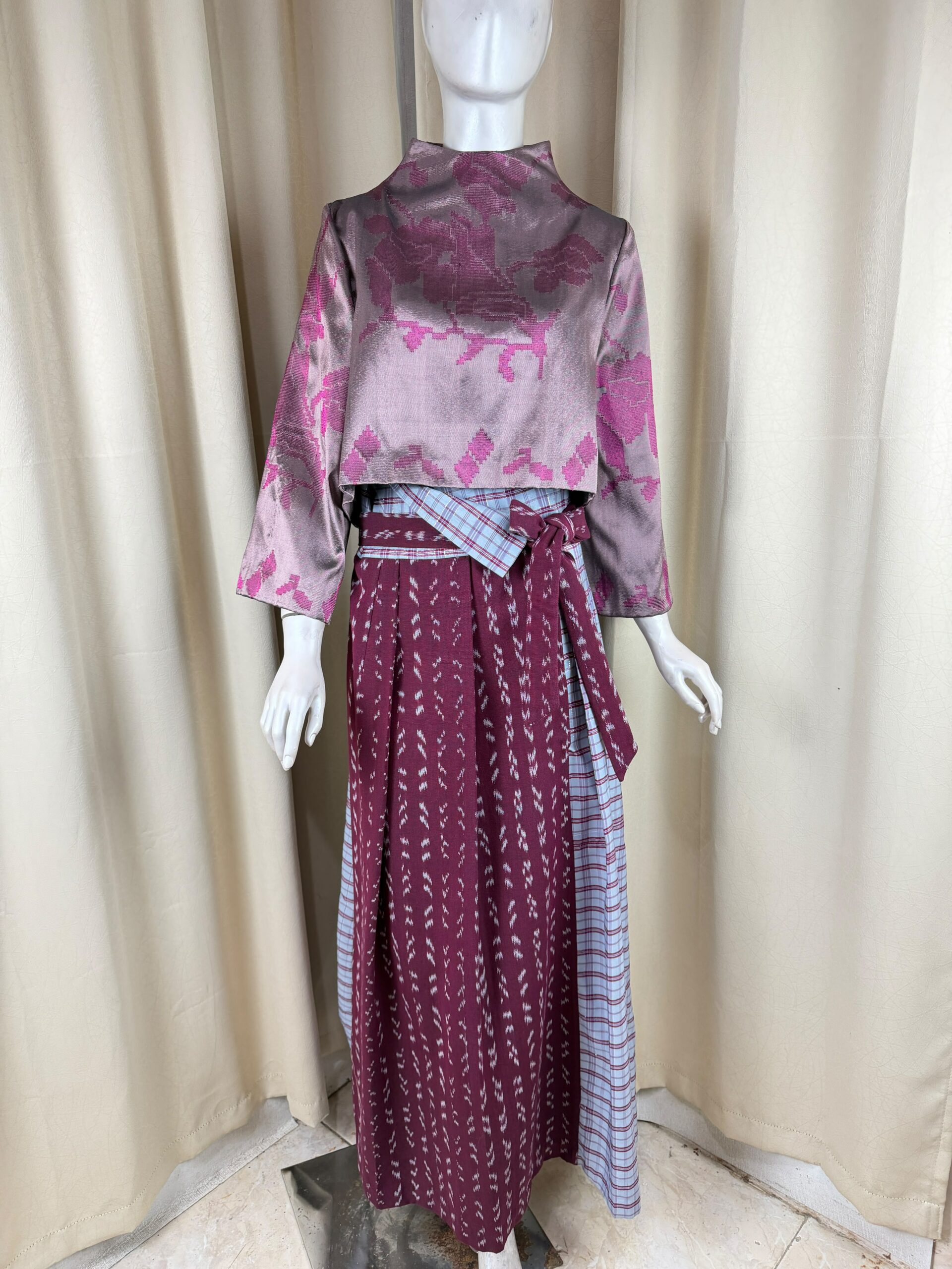 Maddika Set - Crop Top Tenun Lagosi & Rok Highwaist Mandar Ikat Etnik Modern - Gambar 2